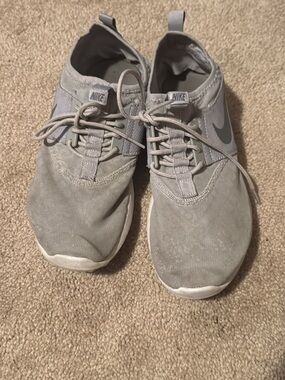 Nike Men’s Gray Low-Top Sneakers